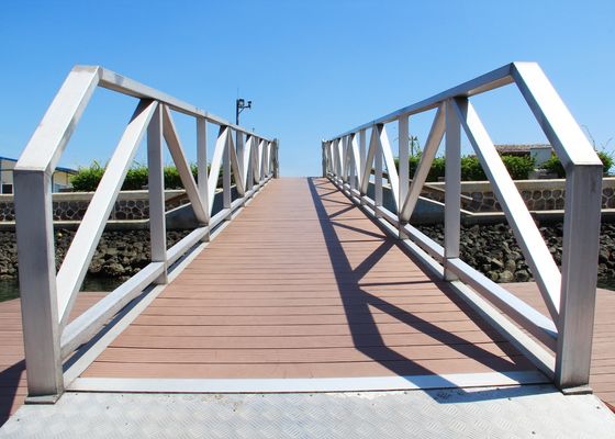 Aanpasbare opties Maritieme aluminium gangpaden met een laadvermogen van 300 kg/m2 Floating Dock Pontoon Gebruik